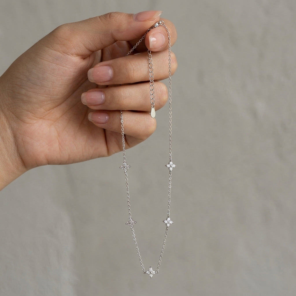 CLOVER GLOW NECKLACE